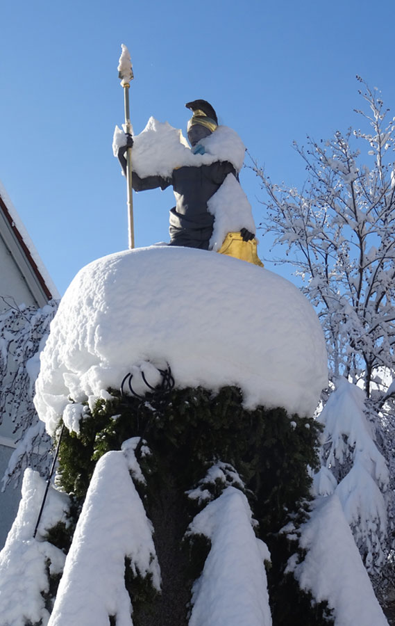Demetriausbrunnen im Winter mit viel Schnee