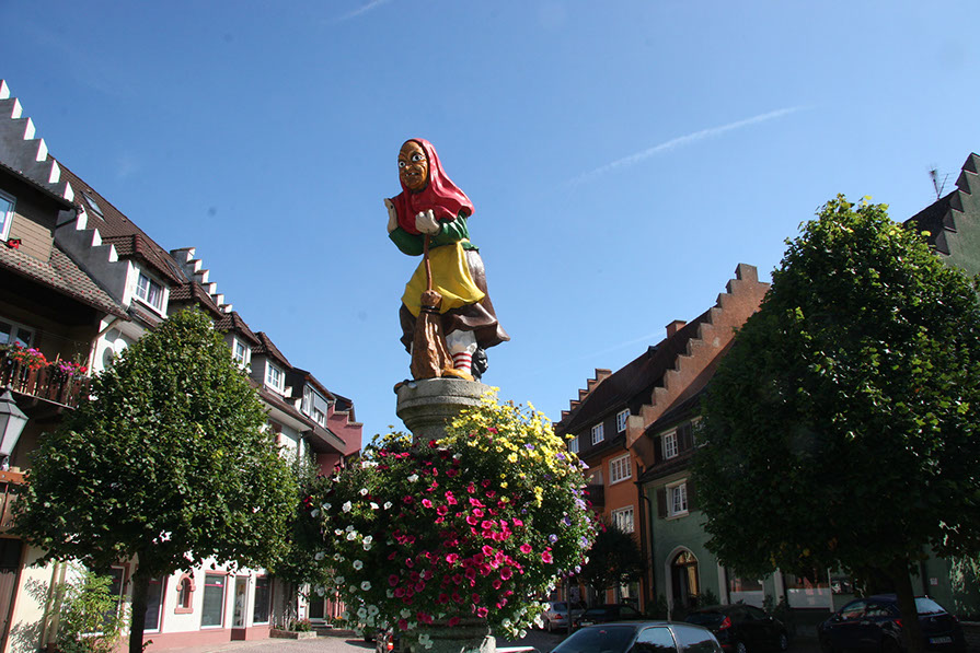 Hexenbrunnen im Sommer