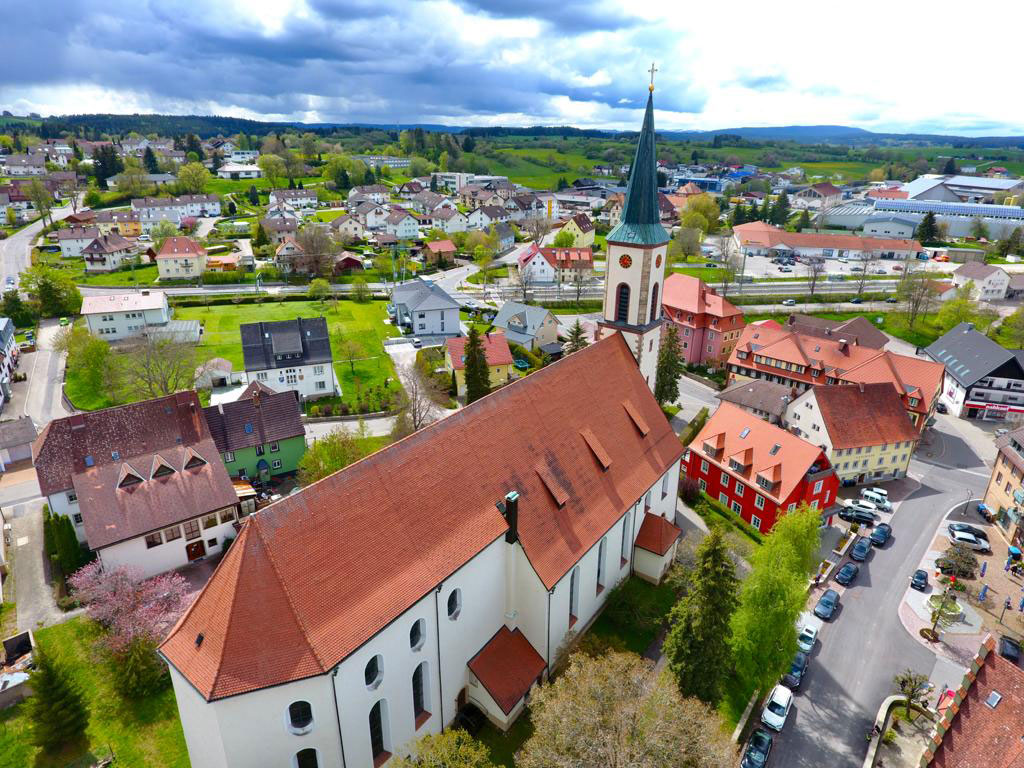 Luftbild mit der St. Michael Kirche in Löffingen