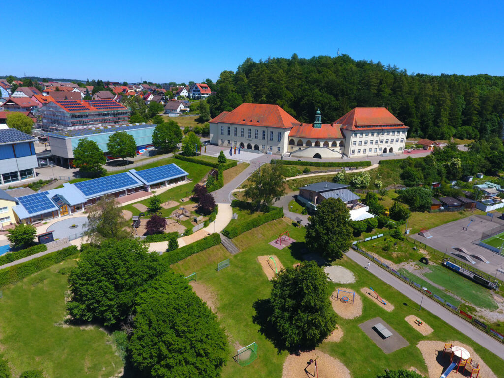 Festhalle mit Schule, Spielplatz und Schule von oben