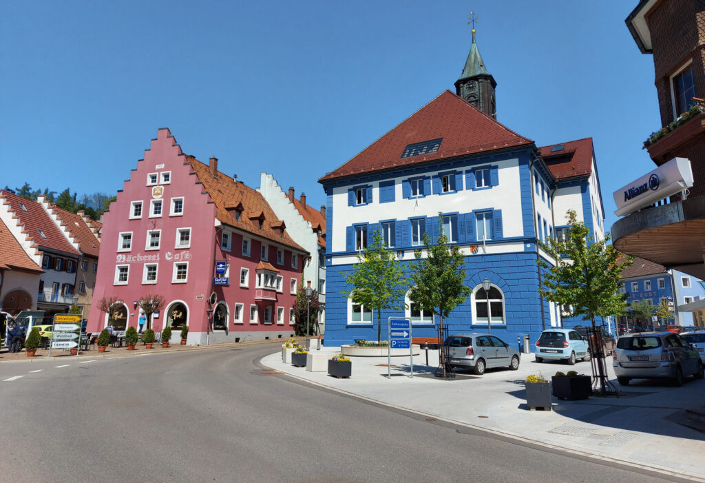 Rathausplatz mit Cafe Fuß