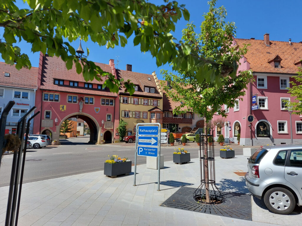 Blick über den Rathausplatz mir dem Mailänder Tor