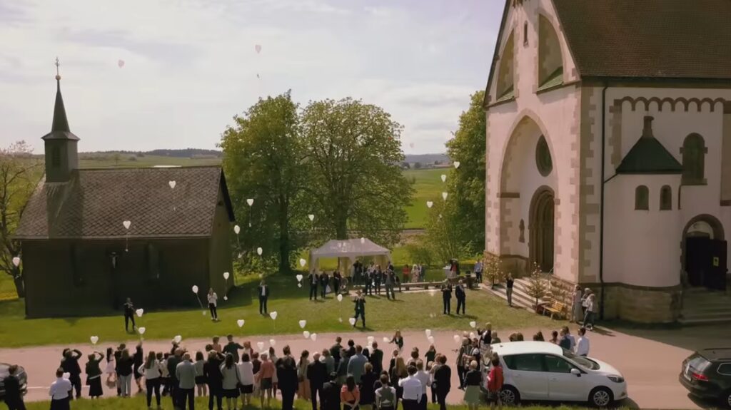 Hochzeitsgesellschaft vor der Schneekreuzkirche