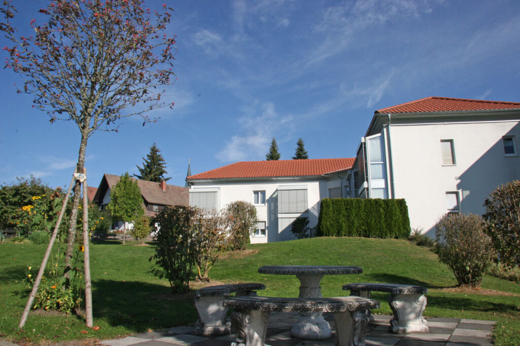 Seniorenwohnanlage mit Garten