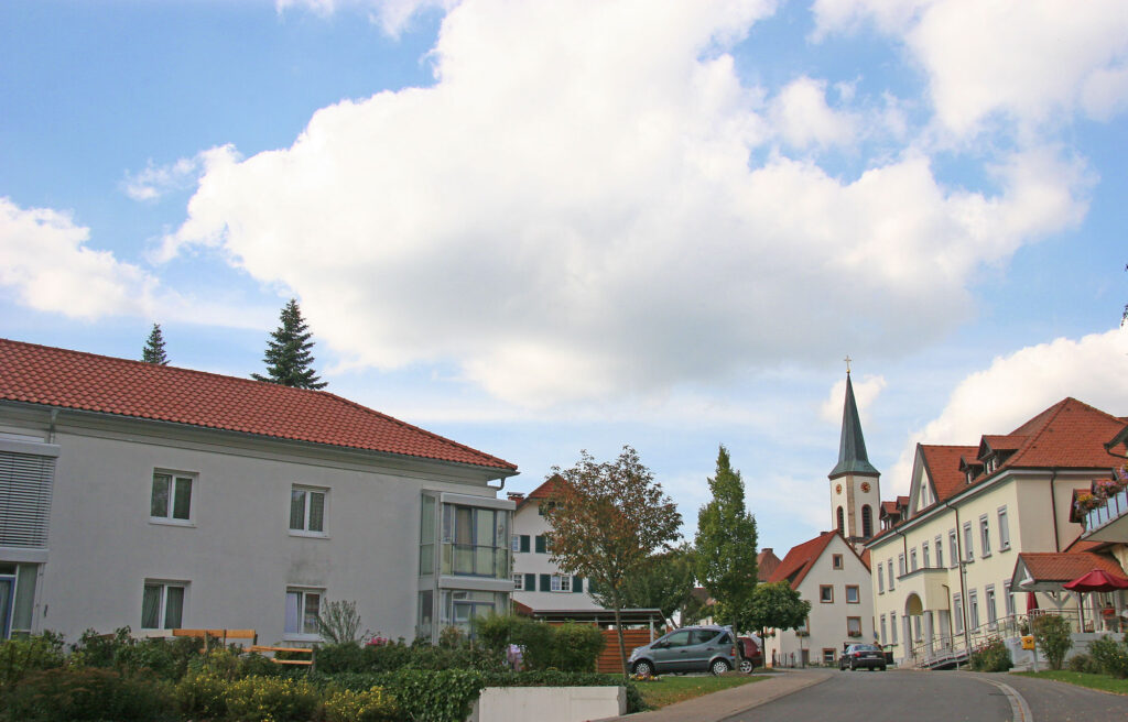 Seniorenwohnanlage mit Blick auf die Kirche