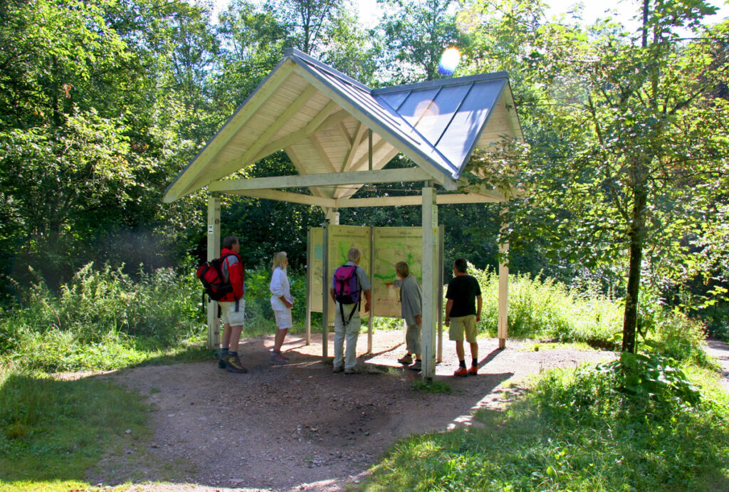 Infotafel mit Wanderer im der Wutachschlucht